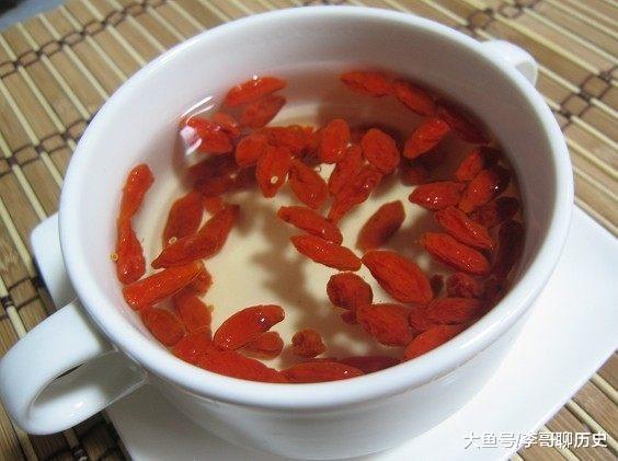 睡前用白开水泡“它”喝, 每天刮油消脂, 腹部赘肉不见了